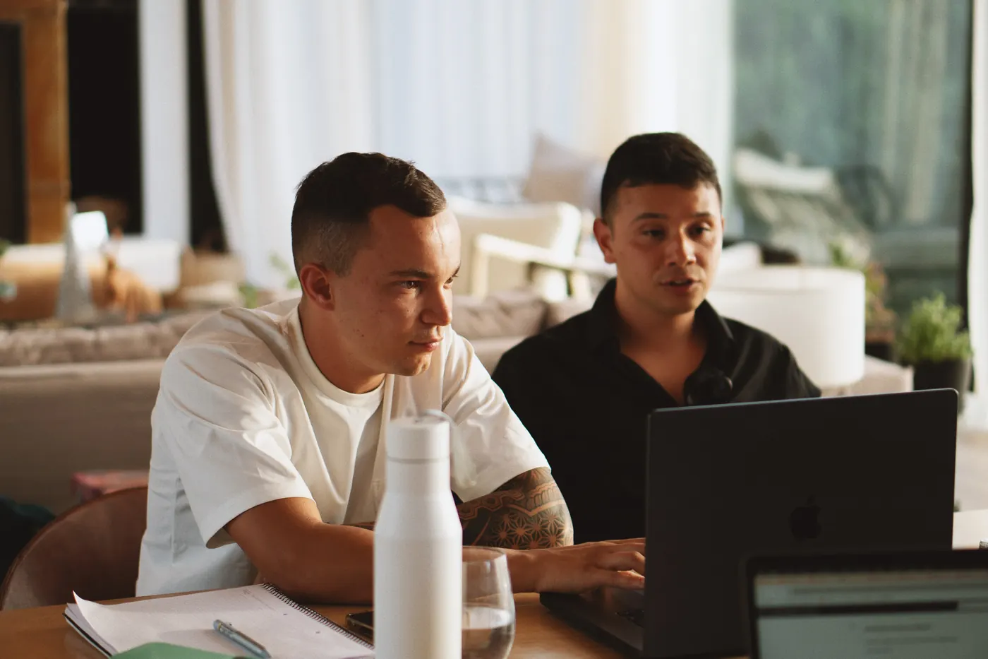 Lucas Martín Coliqueo y Juan Pablo Sangregorio trabajando frente a la computadora